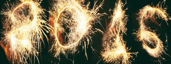 Fuegos artificiales y confeti de Año Nuevo 2016 — Foto de Stock