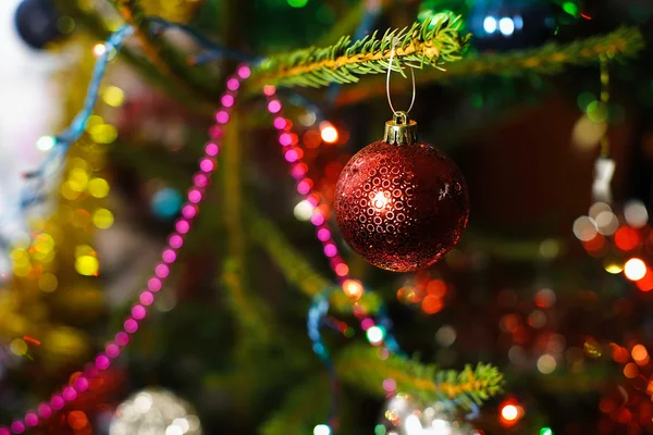 Decorazione di Natale e Capodanno. Bauble sull'albero di Natale — Foto Stock