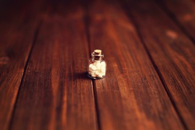 Hapları kavanoz ahşap tahta üzerinde