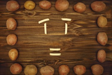 Çerçeve ahşap doku üzerinde üzgün patates