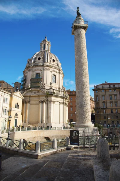 Trajánův sloupec a Basilica Ulpia, Řím, Itálie — Stock fotografie