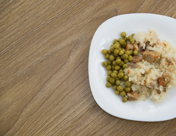 Ароматный плов с мясом и овощами вид сверху на тарелку . — стоковое фото