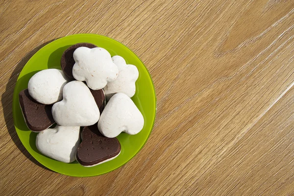 Biscuits dans une assiette verte sur une table en bois — Photo