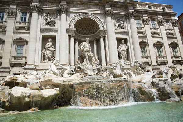 La famosa Fontana de Trevi en Roma. — Foto de Stock