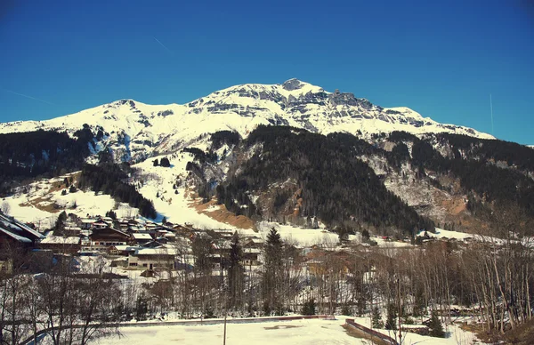 El pequeño pueblo de montaña en los Alpes en Francia — Foto de Stock