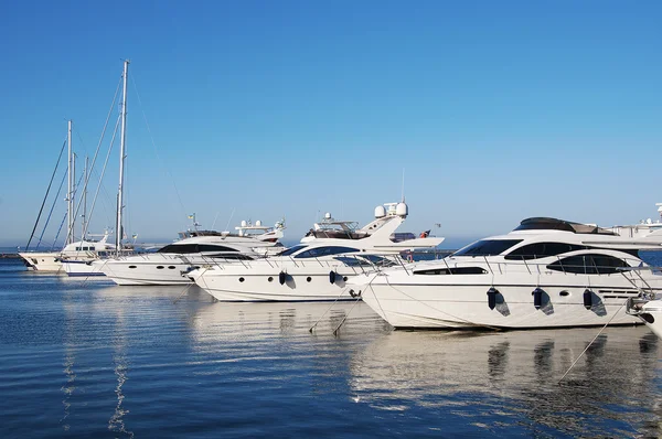 Witte jachten in de haven — Stockfoto