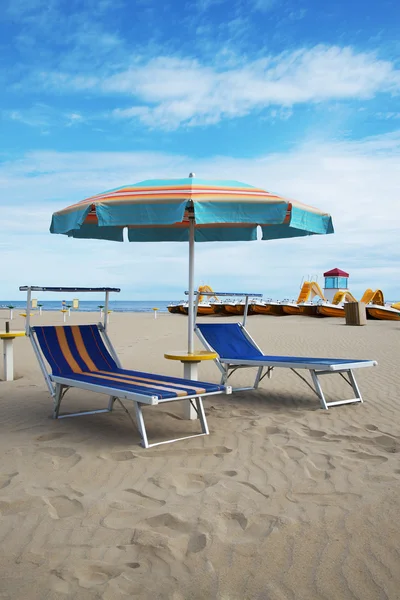 Blauwe strandstoelen en parasol, rimini, Italië — Stockfoto