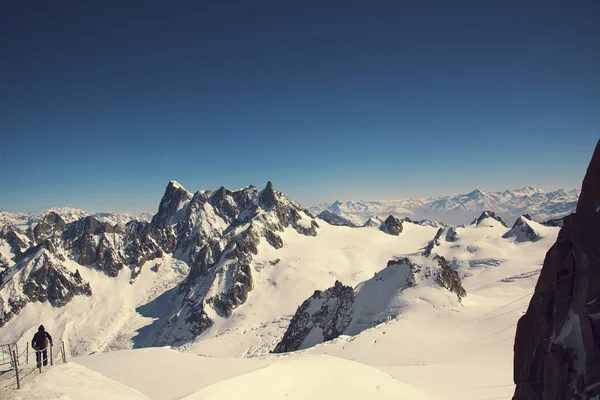 Grand Jorasses e freeriders, esqui extremo, Aiguille du Midi, Alpes franceses — Fotografia de Stock