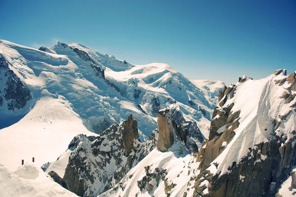 Grand Jorasses and freeriders, extreme ski, Feluille du Midi, Французские Альпы — стоковое фото