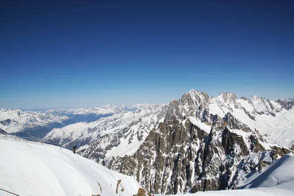 Grand Jorasses and freeriders, extreme ski, Feluille du Midi, Французские Альпы — стоковое фото