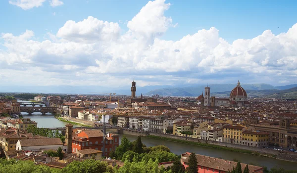 Panorama de Florença, Catedral de Santa Maria Del Fiore e Basílica de Santa Croce de Piazzale Michelangelo (Toscana, Itália ) — Fotografia de Stock