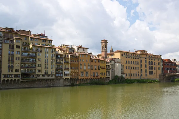 Edifícios antigos no rio Arno em Florença, Toscana, Itália — Fotografia de Stock