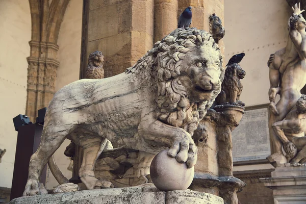 Florentinska lejonet statyn i Piazza della Signoria. Florens. Italien. — Stockfoto