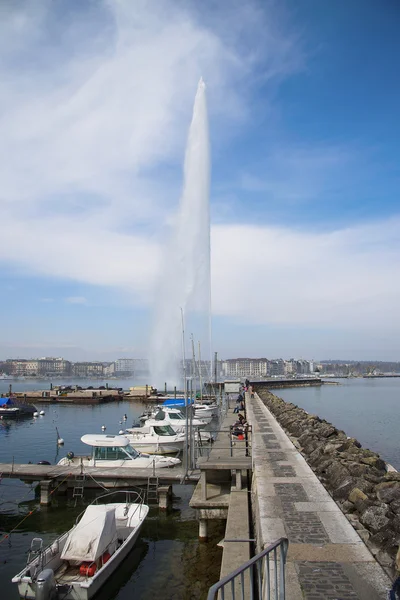 Fuente Jet d 'Eau en el lago Lemán, Ginebra, Suiza — Foto de Stock