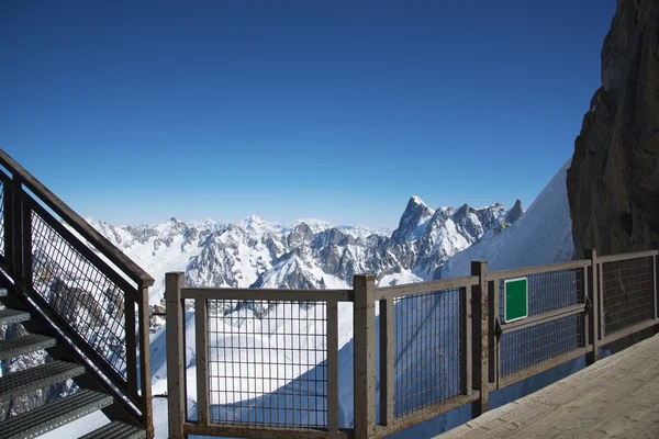 Grand Jorasses e freeriders, esqui extremo, Aiguille du Midi, Alpes franceses — Fotografia de Stock