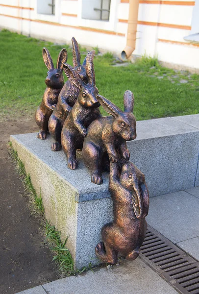 Escultura de liebres ayudando a su amigo en el territorio de la fortaleza de Pedro y Pablo. SAN PETERSBURGO, RUSIA — Foto de Stock