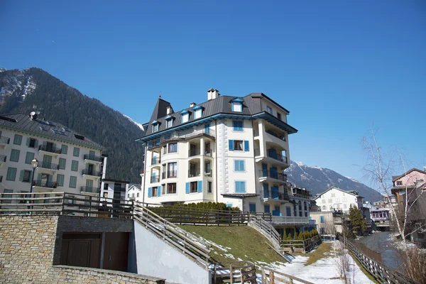 Streets Chamonix, França. Chamonix é uma famosa estância de esqui nos Alpes Franceses . — Fotografia de Stock