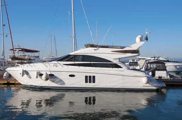 Vita yacht i hamnen väntar. Om havet är lugnt. — Stockfoto