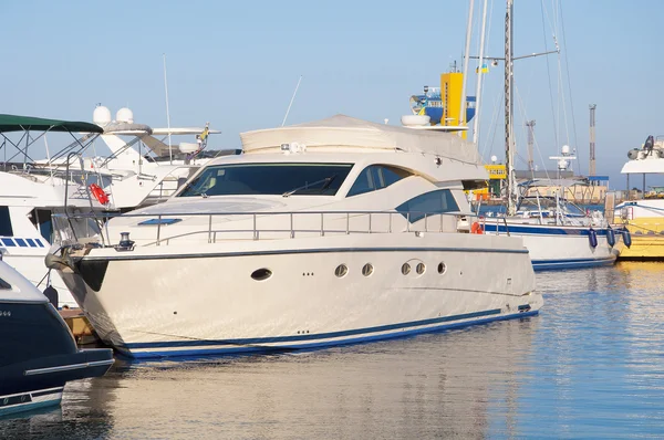 Witte jacht in de haven te wachten. Op de zee is kalm. — Stockfoto