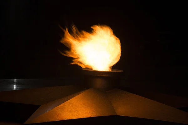 The red flames on a black background. Memorial of the Unknown Soldier in the Caucasus (night) — Stock Photo, Image