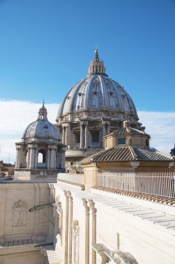 Saint Peter's Basilica (ünlü Roma landmark) Vatikan kubbe romantik görünümü. Roma. İtalya. Europe