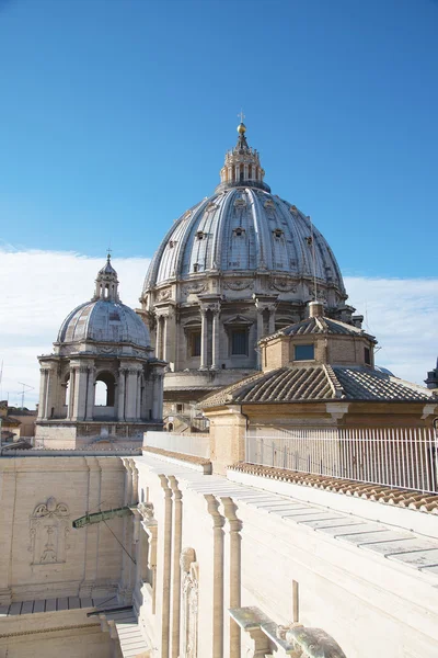 Saint Peter's Basilica (ünlü Roma landmark) Vatikan kubbe romantik görünümü. Roma. İtalya. Europe — Stok fotoğraf