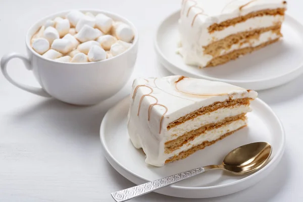 Kuchen Und Kaffee Heißgetränk Aus Schokolade Mit Marshmallows — Stockfoto