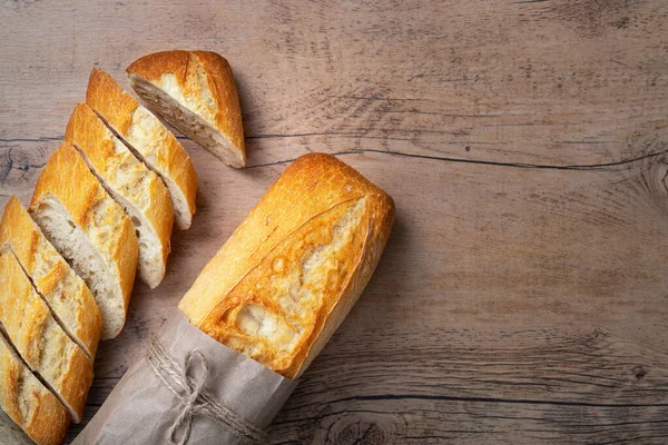 Brood Gesneden Een Bruine Tafel Bovenaanzicht Met Kopieerruimte — Stockfoto