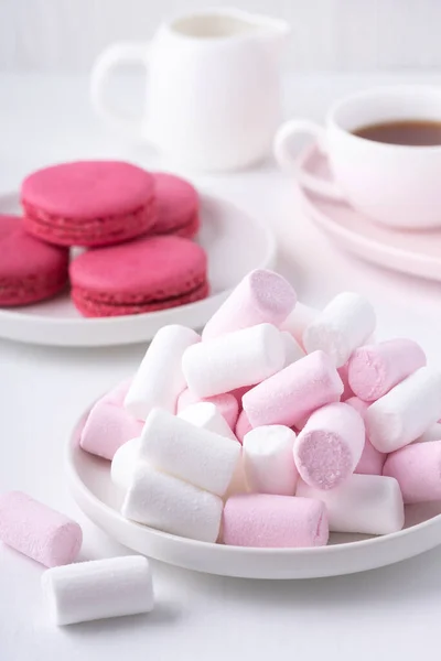 Marshmallows Macaroons Café Uma Mesa Madeira Branca — Fotografia de Stock