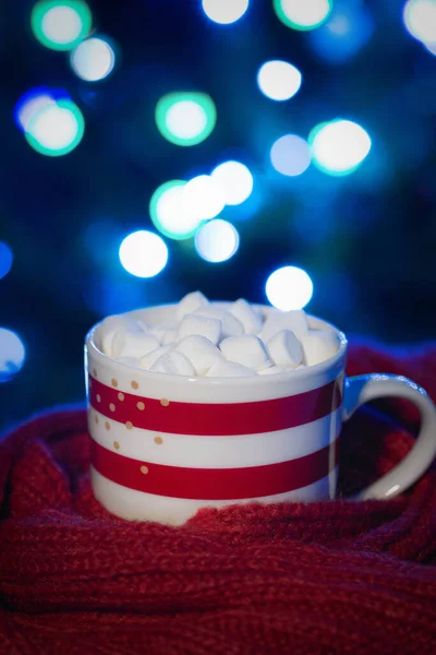 Kaffekopp Med Marshmallows Med Suddig Julgran Bakgrunden Jul Prydnad Jul — Stockfoto