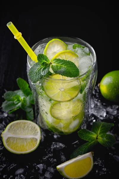 Refreshing Summer Alcoholic Cocktail Mojito Ice Fresh Mint Lime Copy — Stockfoto