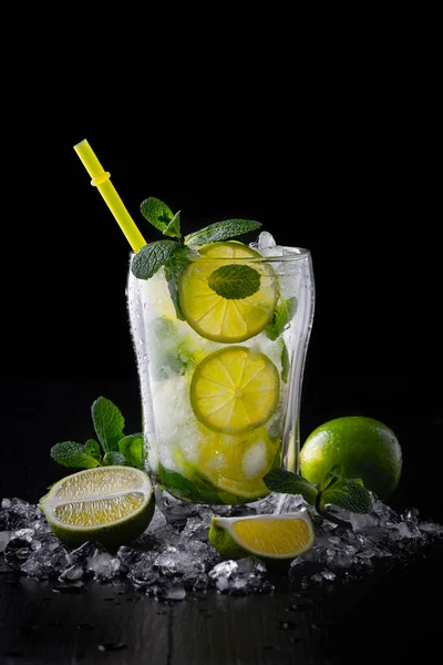 Uppfriskande Sommar Alkoholhaltig Cocktail Mojito Med Färsk Mynta Och Lime — Stockfoto