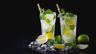 Buzlu, naneli ve limonlu alkollü mojito. Boşluğu Kopyala.