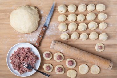 Ev yapımı hamur tatlısı yapma süreci. Hamurda kıyma var. Rus yemeği.