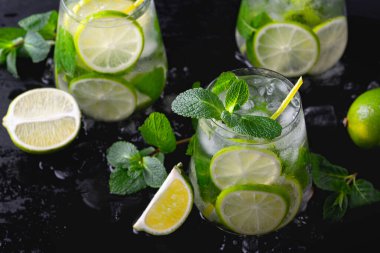 Buzlu, naneli ve limonlu alkollü mojito. Boşluğu Kopyala