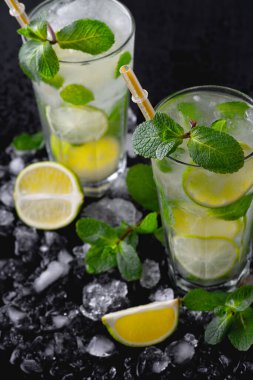 Buzlu, naneli ve limonlu alkollü mojito. Boşluğu Kopyala