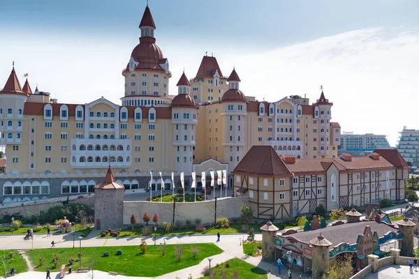 ホテルBogatyrのトップビュー 遊園地ソチパーク 山と海 ロシアのアドラー 2020年3月26日 — ストック写真