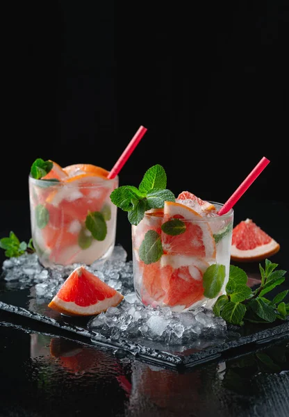 フレッシュグレープフルーツカクテル グレープフルーツと氷と新鮮な夏のカクテル グレープフルーツモヒートのガラス — ストック写真