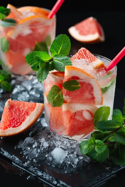 Färsk Grapefruktcocktail Fräsch Sommarcocktail Med Grapefrukt Och Ett Glas Grapefrukt — Stockfoto