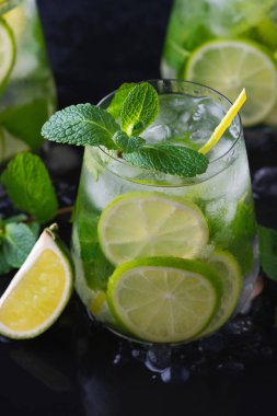 Yaz aylarının ferahlatıcı alkollü kokteyl mojito buzlu, taze nane ve limonlu
