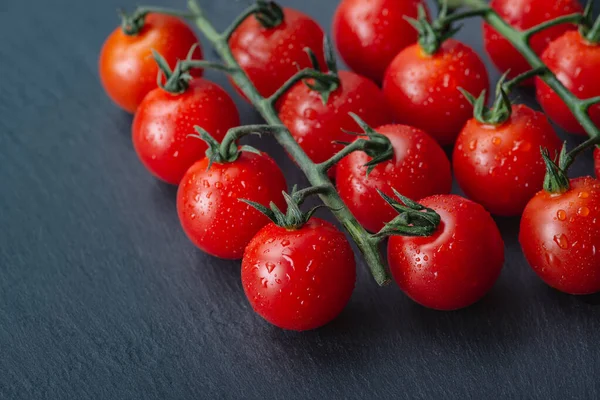 Tomates Cherry Maduros Una Rama Sobre Fondo Oscuro Madera Vista — Foto de Stock