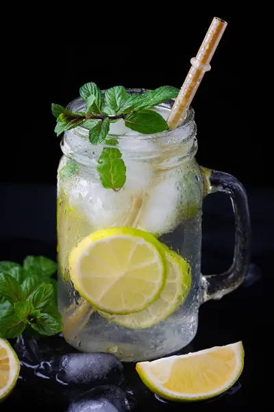 Refrescante Mojito Cóctel Alcohólico Verano Con Hielo Menta Fresca Lima — Foto de Stock