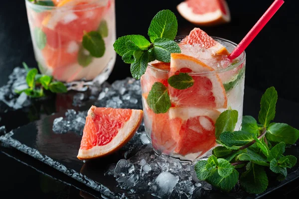 Verse Grapefruitcocktail Frisse Zomercocktail Met Grapefruit Ijs Glas Grapefruitmojito — Stockfoto