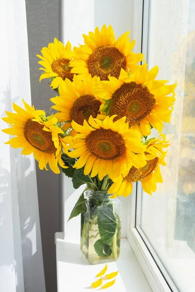 Ein Großer Strauß Sonnenblumen Einer Vase — Stockfoto