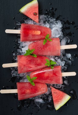 Siyah ahşap masada karpuz dondurması.