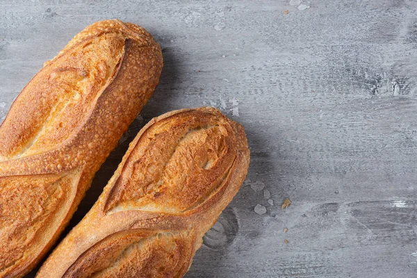 Panes Baguette Recién Horneados Superficie Madera Vista Desde Arriba Con —  Fotos de Stock