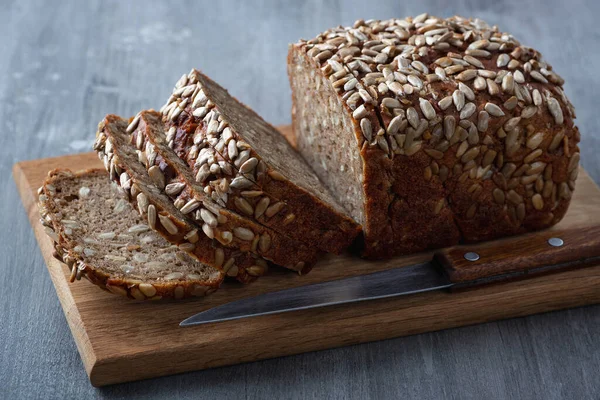 Snijd Roggebrood Snijplank Volkoren Roggebrood Met Zaden — Stockfoto