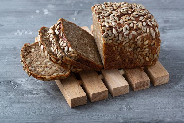 Snijd Roggebrood Snijplank Volkoren Roggebrood Met Zaden — Stockfoto