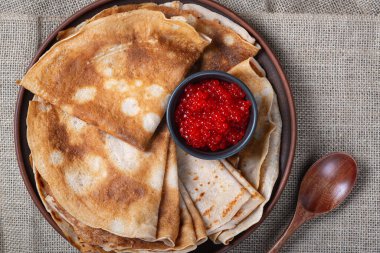 Tabakta kırmızı havyarlı gözleme. Yakın plan. Macro vuruldu. Ziyafet konsepti, Rus gözleme haftası için geleneksel.