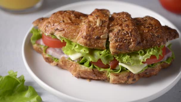 Croissant Sandwich Met Vlees Groenten Kaas Witte Achtergrond Ontbijtconcept — Stockvideo